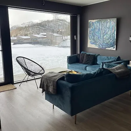 Ski-in & Out Totten Two Bedrooms Apartment *